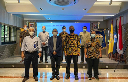 Commemorative photo taken after a presentation ceremony and research presentation session at the Faculty of Engineering, University of Indonesia