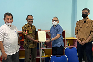 Commemorative photo after the presentation of a grant certificate to the Jambo Minda Foundation