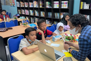 Children in the library at the Jambo Minda Foundation