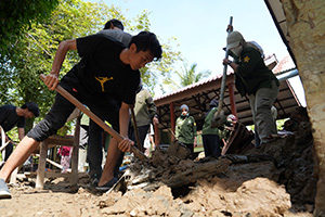 Syiah Kuala University students clearing debris