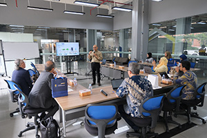 �C���h�l�V�A��w�ł̌������\�̗l�q