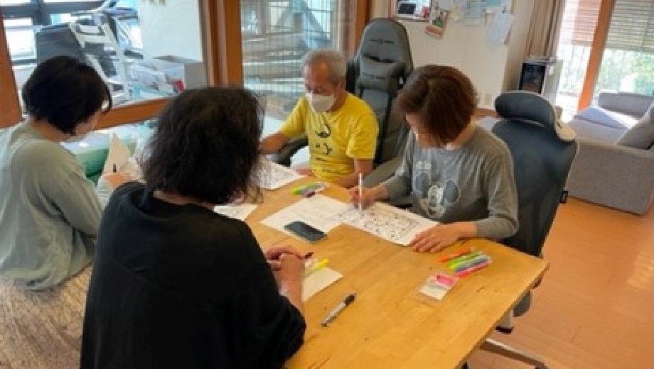 ヒアリング風景（加茂さんと研究室メンバーがヒアリング）