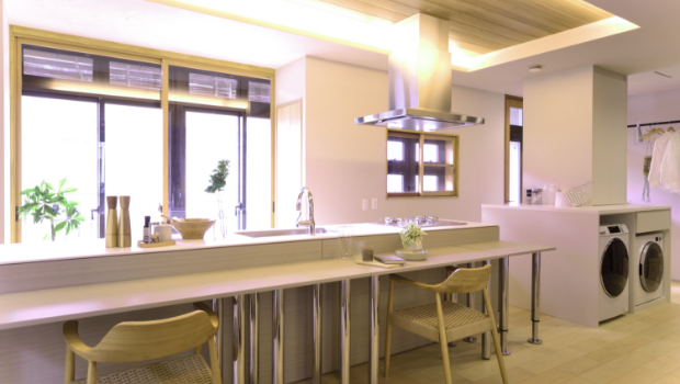 特注キッチンと可変式テーブルユニット