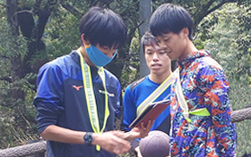 ミーティング中の辻横選手