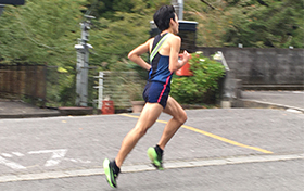 走行中の中村選手