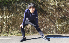 準備運動をする中村選手