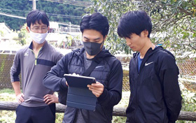 ミーティング中の中村選手