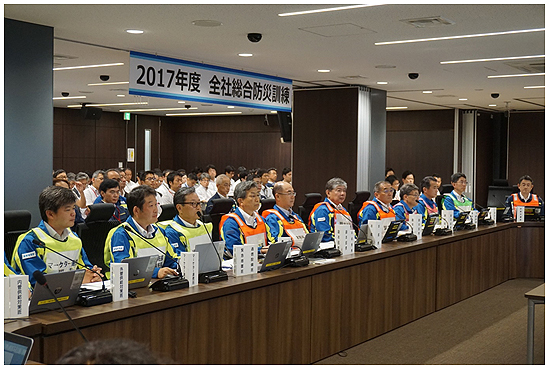 <2017年度全社総合防災訓練の様子> <2017年度全社総合防災訓練の様子>