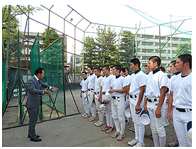 ハートボールのことを熱心に聞く高校野球部メンバー