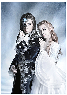 主演：望海 風斗（左）、 真彩 希帆
