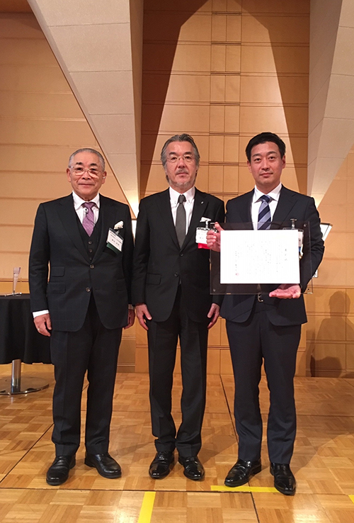 <表彰式の様子> <表彰式の様子>